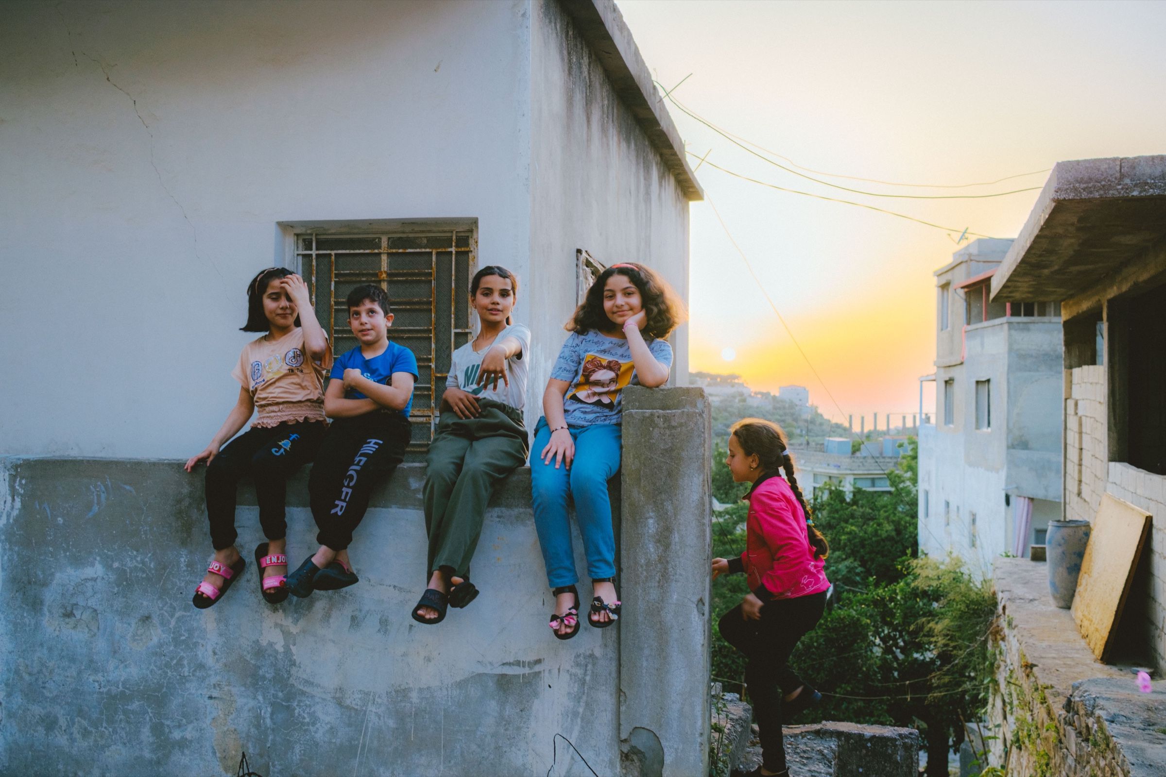 Friends at sunset, Joun — Colored Air